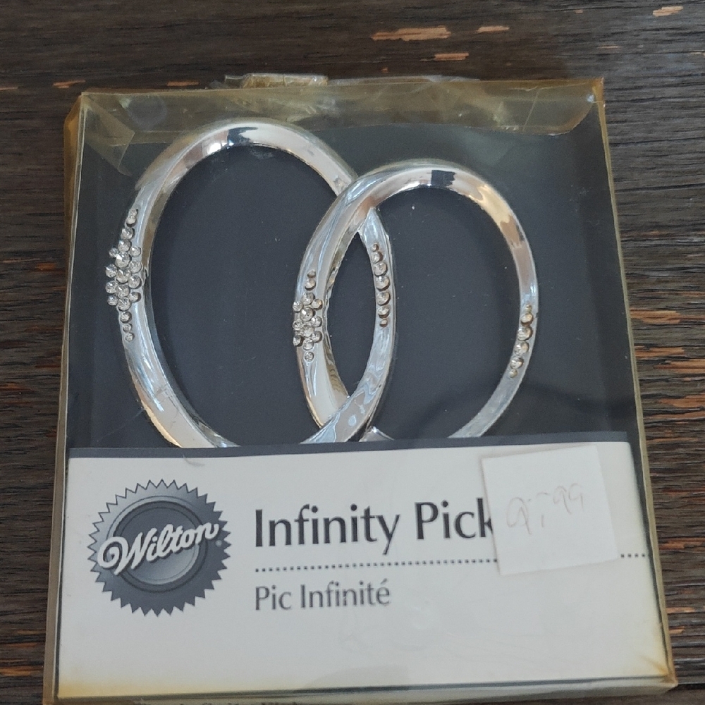Wilton Infinity Pick, a decorative wedding cake Topper